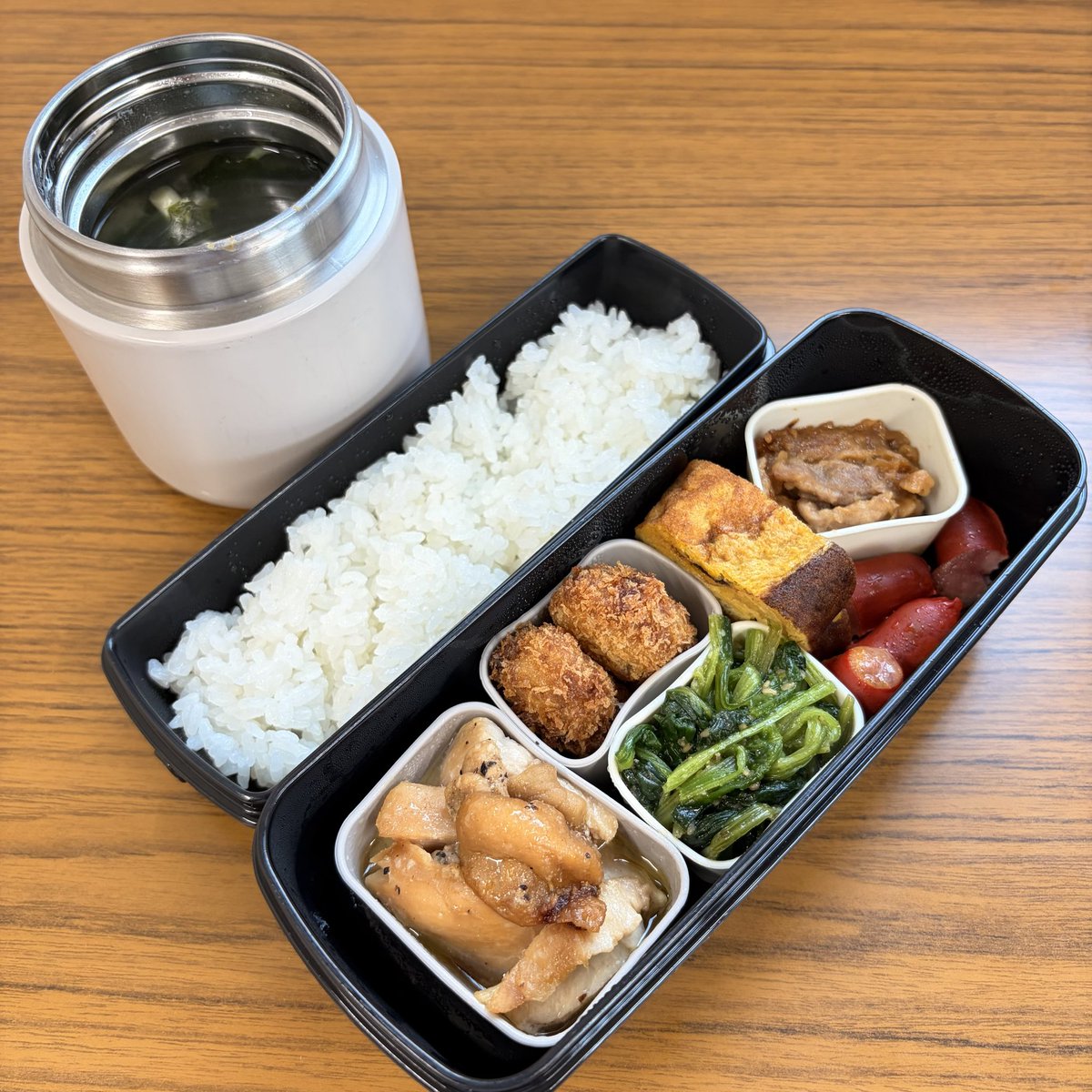 Aria1949's tweet photo. 姫路オフィス🏢
姫路オフィスの方の美味しいお昼ご飯紹介です！

これ、全部手作りなんです！！
すごいですよね！めちゃくちゃ美味しそう🤤

豪華✨

美味しそう😋

2枚目は撮ってる人を撮ってる人を撮ってる写真です笑 https://t.co/kp711rvKY8