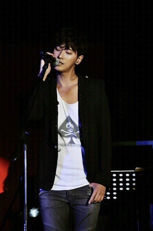 HIBAO26's tweet photo. ขอมอบเพลงนี้ให้คนหลายใจ บอกว่าไม่มีอะไร แต่แฟนใหม่ทำไมหน้าคุ้น https://t.co/bfixooyZyA