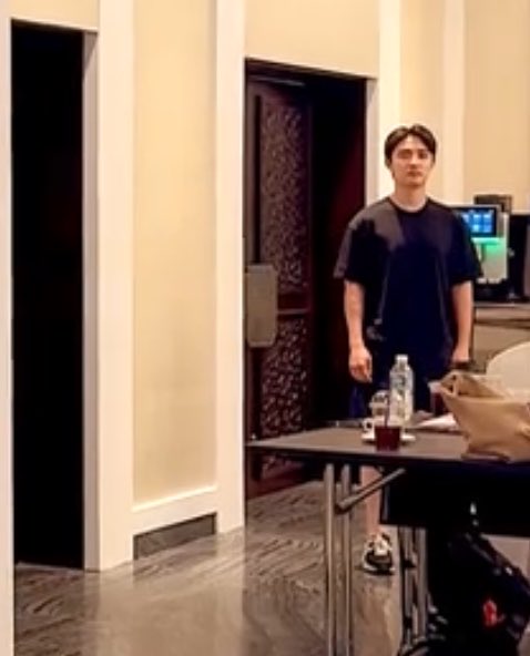 kokokbop's tweet photo. i love whatever is wrong with them 😭😭 

Kyungsoo at the back: 🧍‍♂️ https://t.co/llpUblJrYY