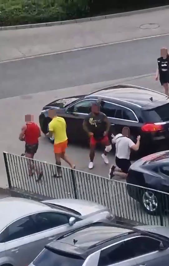 LaylahLilithah's tweet photo. Na wrocławskim Zakrzowie pobito  Nastię i Maksyma, w niedzielę (26 lipca). Polska #chujsaria, klapki, skarpetki i mięsnie zamiast mozgu.

Nikt z przechodniów nie interweniował. Sprawców nadal nie ujęto. https://t.co/nj5gPgKFvJ