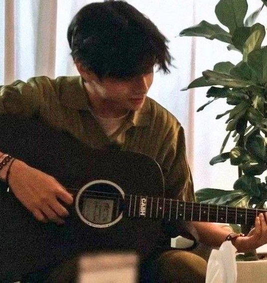 lytearnmd7's tweet photo. yoongi's guitar and taehyung playing it is the cutest ever don't ask me why https://t.co/9fuwlBSPH6