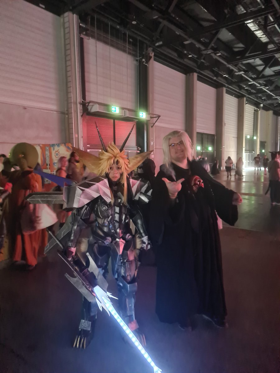 thundarion's tweet photo. @CosSnips @S_ionYlla Ty so much for the picture moment. Amazing cosplay! https://t.co/ImG3xVjFaM