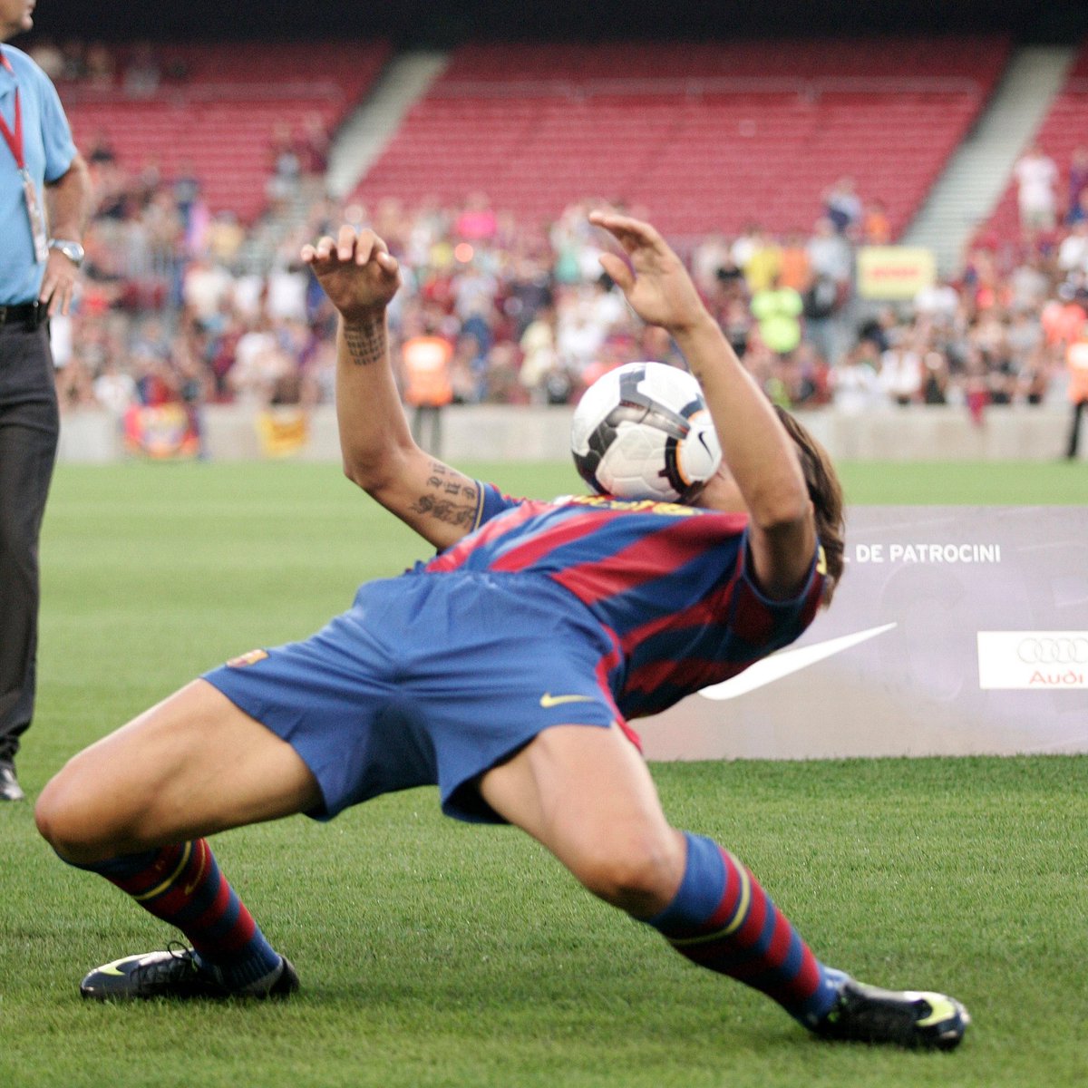 Forca_Fcb's tweet photo. في مثل هذا اليوم من عام 2009 تم تقديم ابراهيموفيتش في الكامب نو 🔵🔴 https://t.co/KHMfaRsFvD
