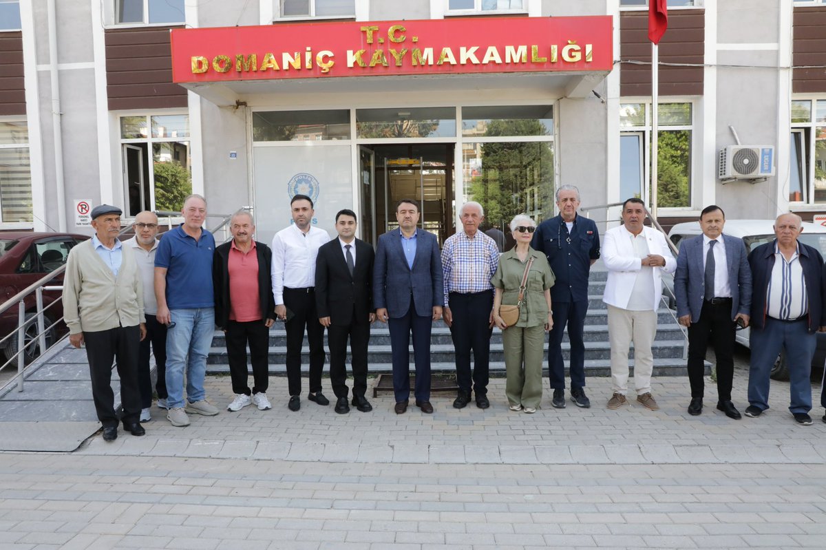 KutahyaValiligi's tweet photo. Valimiz Sayın Musa Işın, Domaniç Kaymakamlığını Ziyaret Etti

Valimiz Sayın Musa Işın, Kütahya Gazeteciler Cemiyeti tarafından düzenlenen ve Kütahya ile Bursa'da görev yapan basın mensuplarını bir araya getiren Yeşil Vatan Buluşmaları programı kapsamında Domaniç Kaymakamlığını ziyaret etti.

Domaniç Kaymakamı Sayın Okan Yenidünya tarafından karşılanan Valimiz Sayın Musa Işın, ilçede yürütülen çalışmalar hakkında bilgi aldı.

Ziyarete, iş insanı Sayın Nafi Güral ile eşi Sayın Gülsüm Güral ve Kütahya Gazeteciler Cemiyeti Başkanı Sayın Erkan Sağlam katıldı.