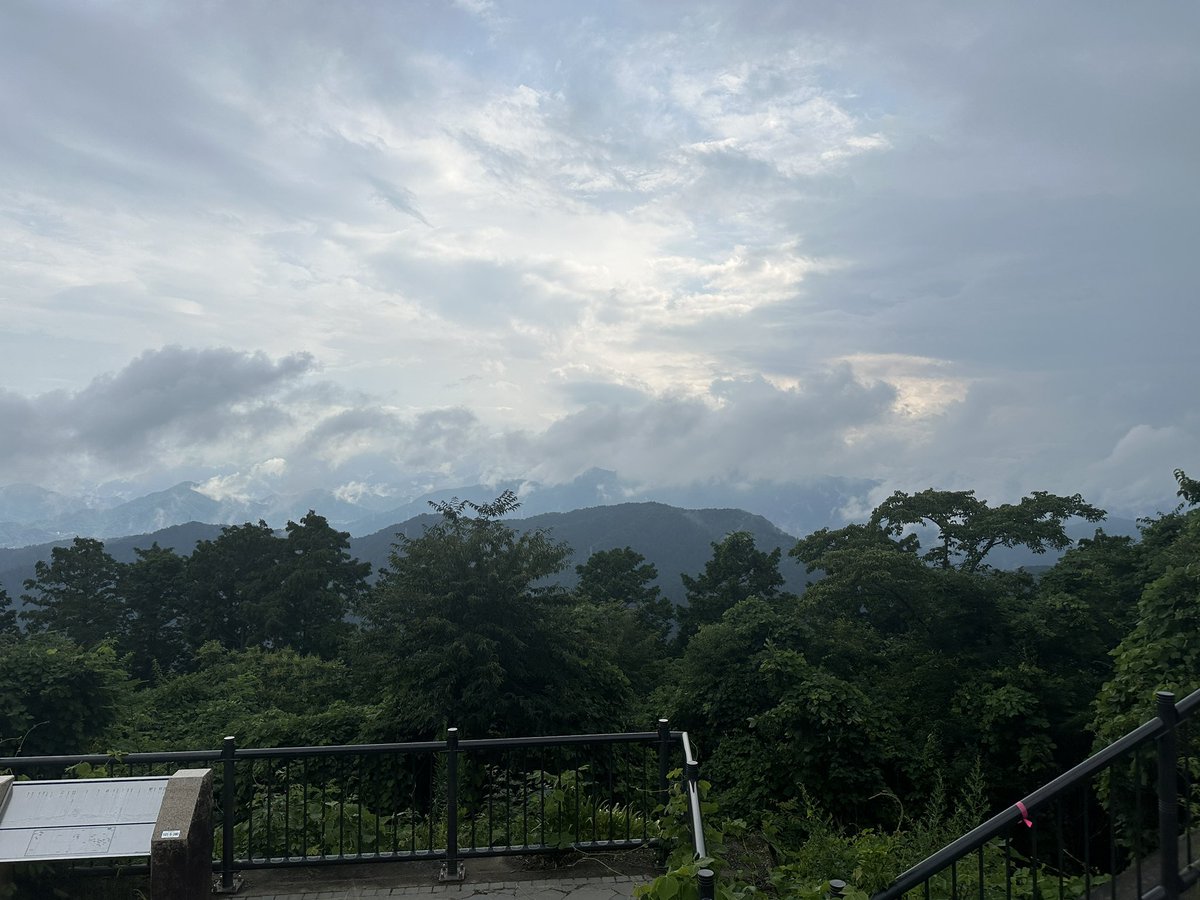 nanary_RTA's tweet photo. 今年目標としていた高尾山に登頂しました！

高山病や山小屋の宿泊は特に問題なかったのですが、単純に体力的にギリギリでした！
高尾山、こんなにキツい山だとは思わなかった https://t.co/uA6Ge4mlZB