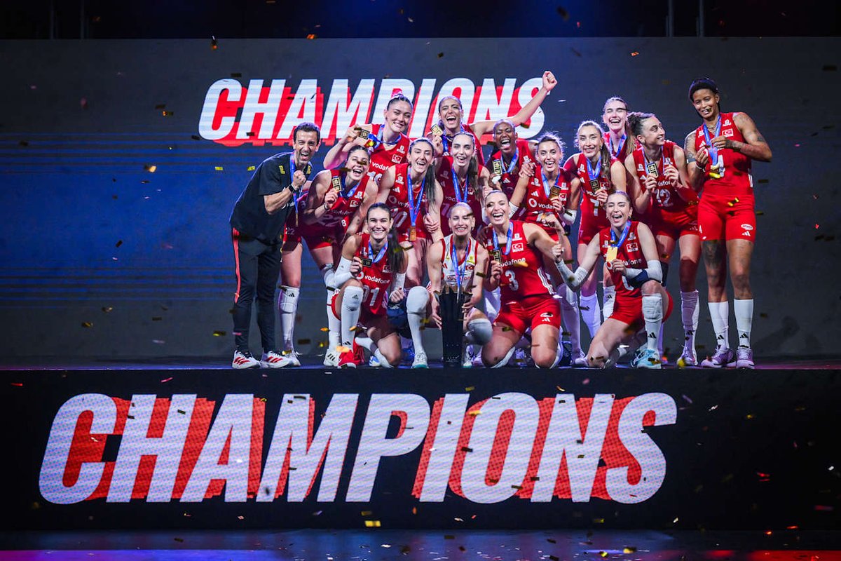 Proklinik2007's tweet photo. A Milli Kadın Voleybol Takımımızın elde ettiği büyük şampiyonluğu gururla kutluyoruz! 🏆🇹🇷

Sağlıklı adımların ve Türk sporunun her zaman yanındayız. Ülkemize bu büyük gururu yaşatan tüm sporcularımızı ve teknik ekibi yürekten tebrik ederiz. 👏 https://t.co/GvGi9fvt3u