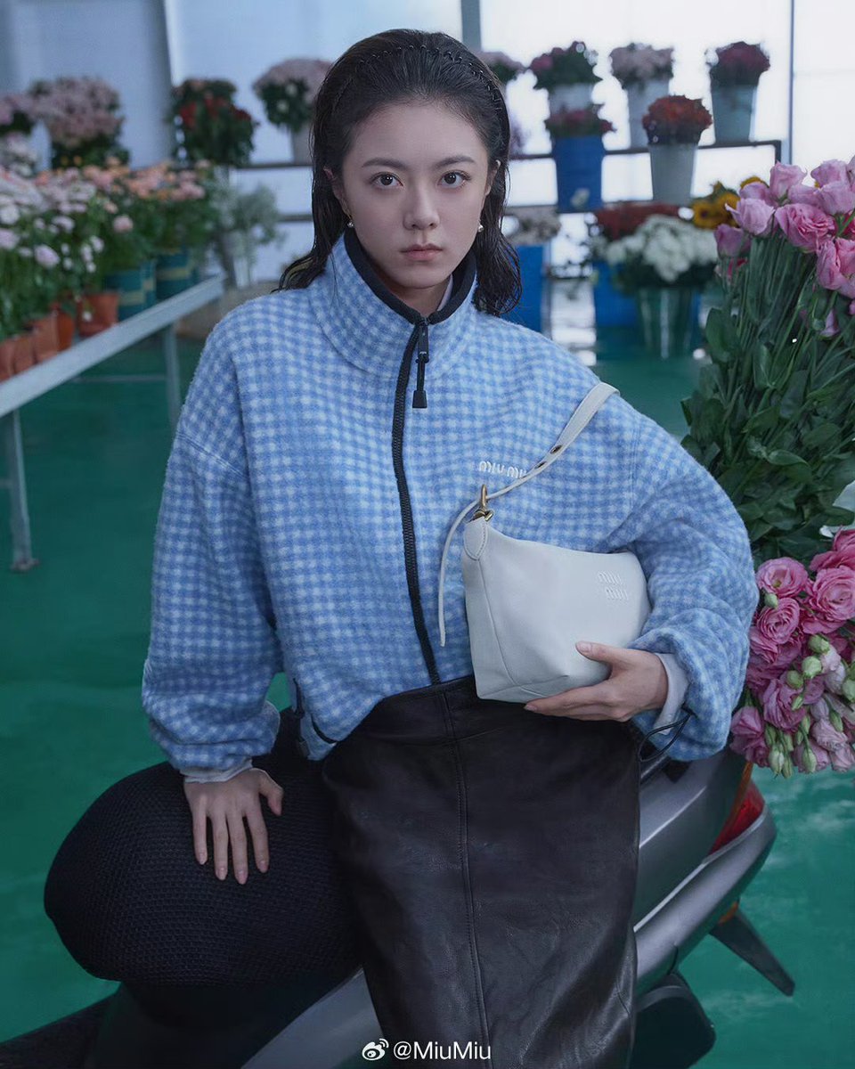 randmpersonjk's tweet photo. 2026.07.27
Miu Miu | Weibo

Capture a touch of newly blossoming color, subtly embellishing your classic wardrobe. Embrace a harmonious and effortlessly chic festive spirit.

Starring: Miu Miu brand ambassador Zhao Jinmai

#ZhaoJinmai 🌾 #赵今麦 https://t.co/z9e0Yj8mD6