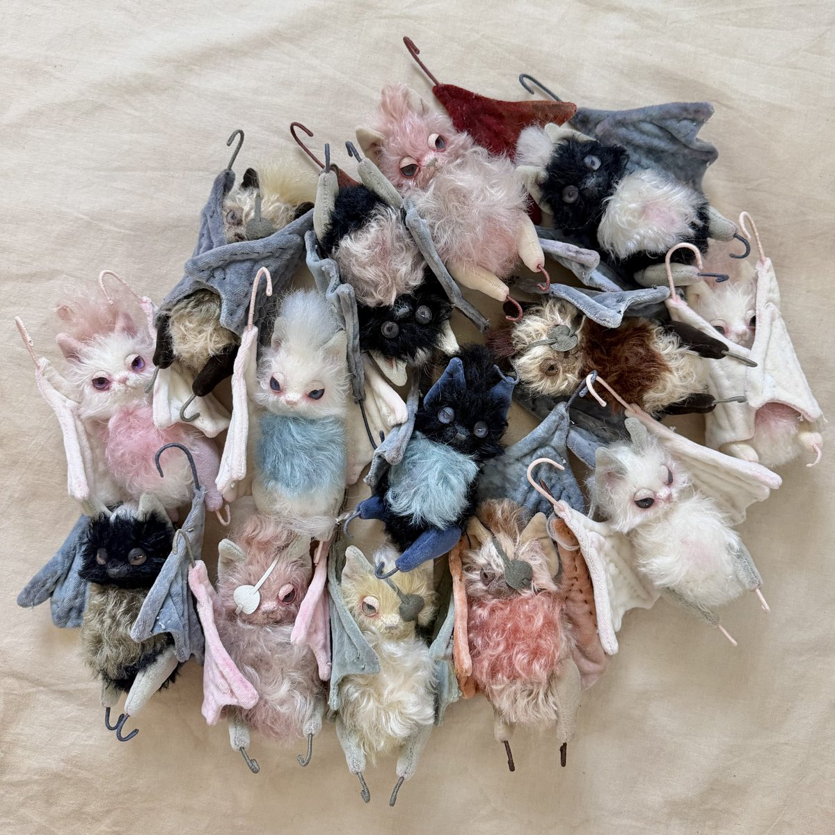 cookietoday's tweet photo. コウモリ沢山お仕立てしました🦇
9/5-9/6テディベアコンベンションにて展示販売します。少しずつ配色が違うので好みの子を探してね https://t.co/v6Z6Z5WYDN