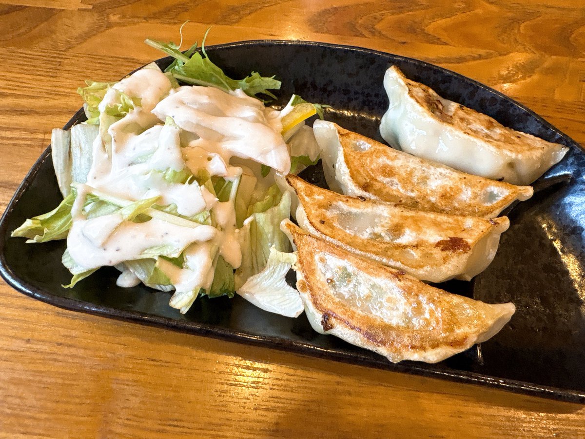 mayuchix's tweet photo. 麺処 八峰@佐久市

じゃがバターらーめん（塩）1180円＋餃子セット350円。
ゴロッとのった揚げジャガイモ。
バターと合わないわけがない！！🧈🥔

かつ丼1100円。
懐かしの卵とじカツ丼。
サクサクの分厚いお肉に、半熟卵が絡んで幸せ☺💞

出窓に生花が飾られてるの、おもてなしの心を感じて好き💠💜 https://t.co/SDItSmF2Fq