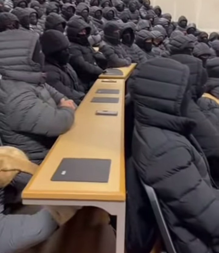blackthreads0's tweet photo. University students in UK 😳 https://t.co/IYb7KTQ0q3