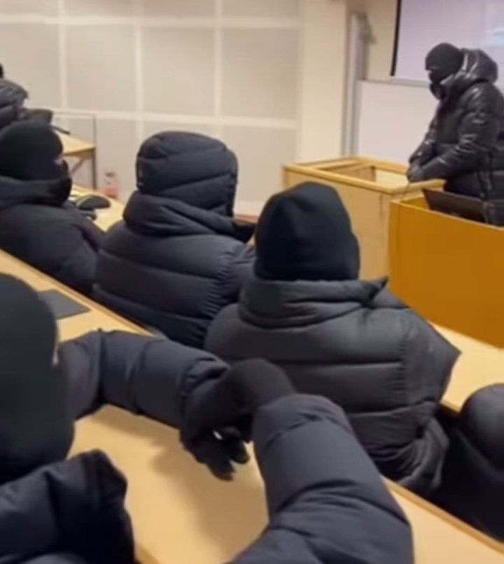 blackthreads0's tweet photo. University students in UK 😳 https://t.co/IYb7KTQ0q3