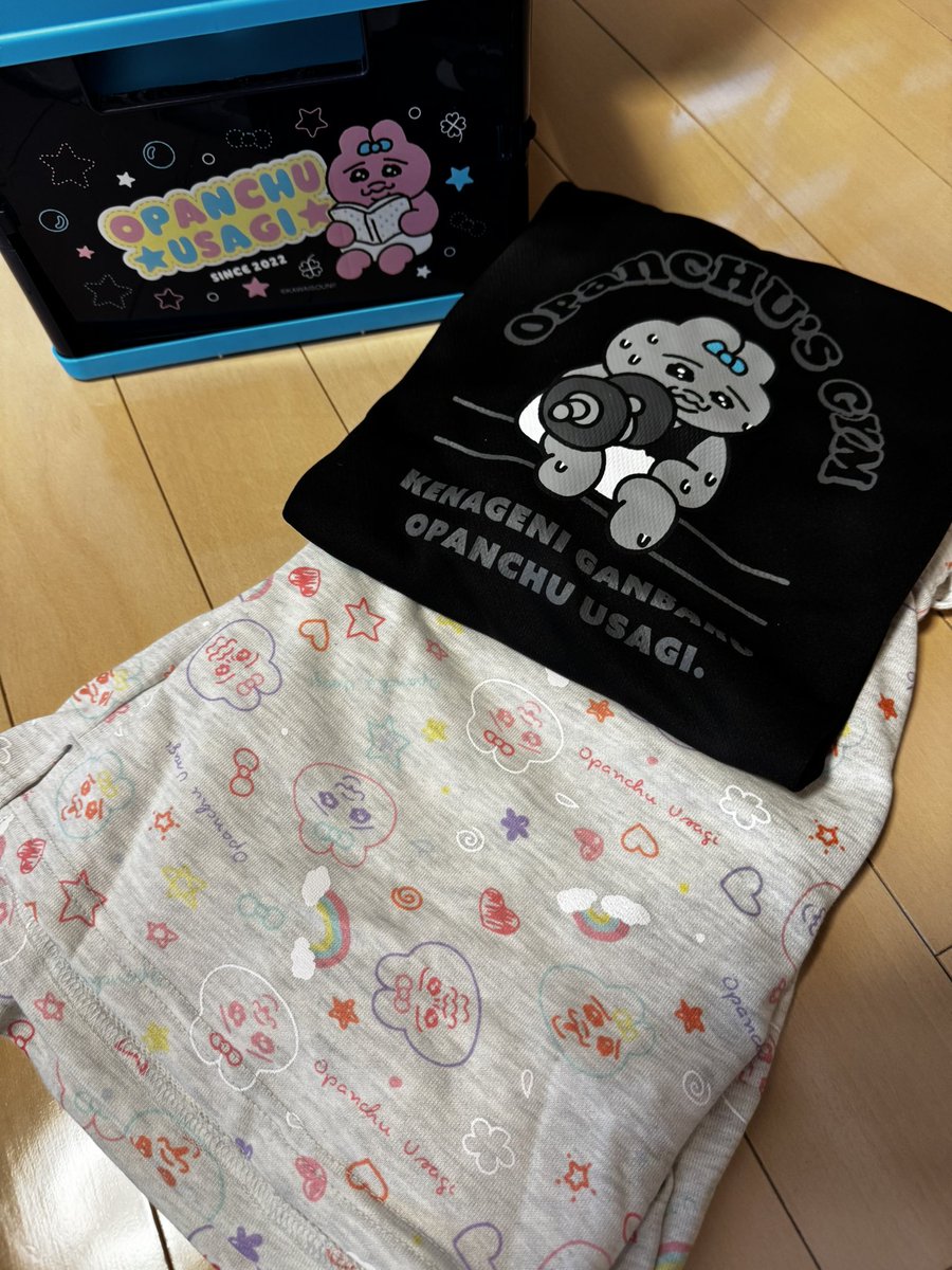 Mamaco8812's tweet photo. 先週風邪を引きまちた🤧
7月25日土曜に予定していたコンサートにも行けまちぇんでちた😭
悲しみの中、注文していたおぱんちゅグッズが土日に届き、先ほど開封できるくらいまで回復ちまちた🐰。嬉しいでちゅ💕
#おぱんちゅうさぎ
#可哀想にフリーマーケット
#しまむら https://t.co/BpSLDcNa40