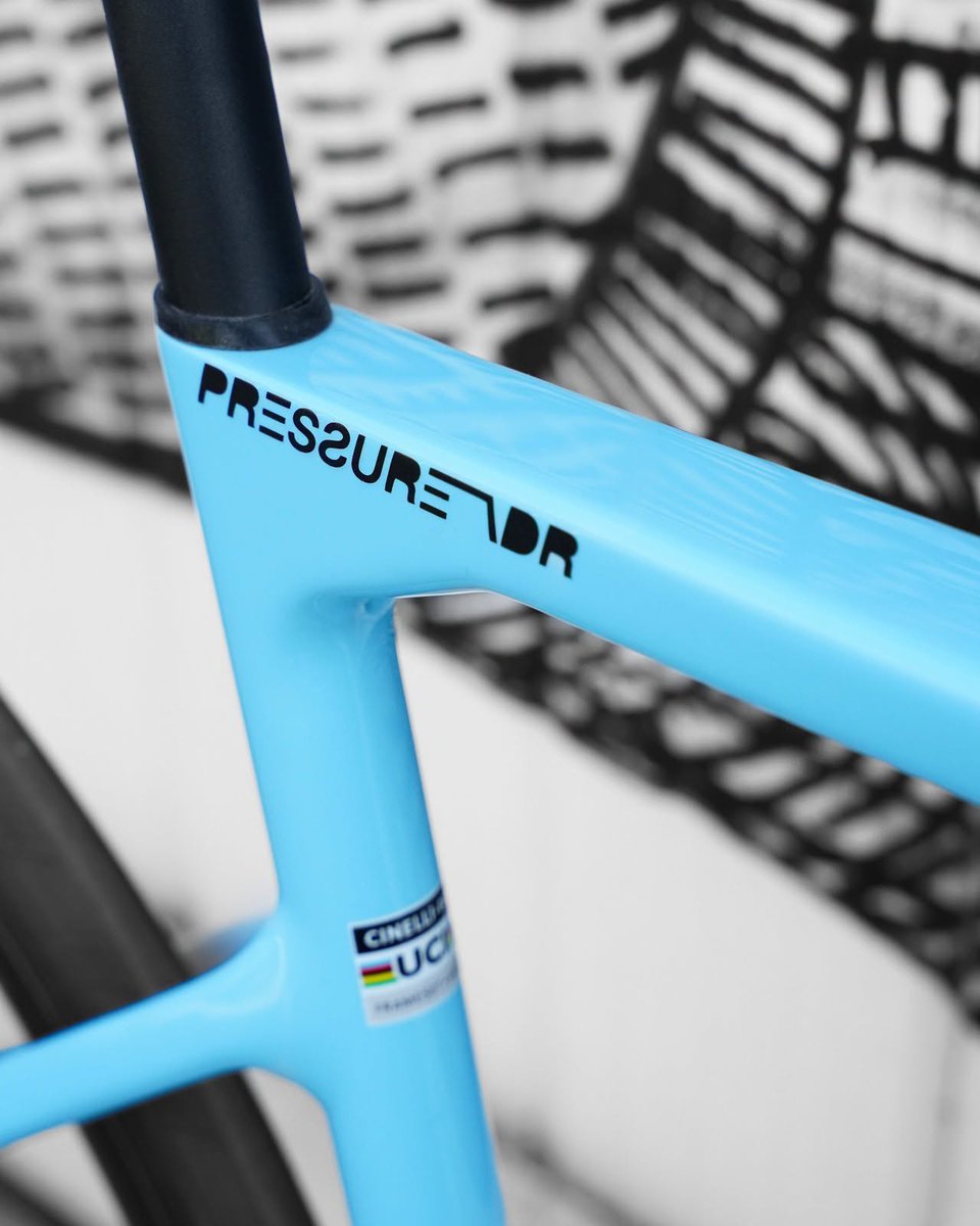 ManyS_cycle's tweet photo. レースで培われた速さを、ロングライドへ

Pressure 2をベースに、より長い時間を、速く、快適に走るために生まれた 𝑷𝑹𝑬𝑺𝑺𝑼𝑹𝑬 𝑨𝑫𝑹 が入荷!!

・長時間でも疲れにくいジオメトリー
・空力と美しさを両立するフル内装コックピット
・UCI承認フレーム

入荷サイズ
XS(450)  S(480)  M(510) https://t.co/Lbdg76Vp6M