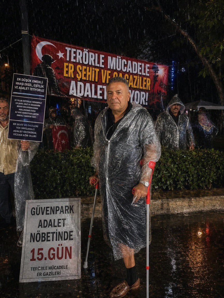 gazilerplatform's tweet photo. 15 gündür Güvenpark’ta adalet nöbeti var.

Çağrılar yapıldı. Basın açıklamaları yapıldı. Siyasi partiler, sivil toplum kuruluşları ve binlerce vatandaş sesimizi duydu. Ancak duyması gerekenler hâlâ sessiz.

Bu mücadeleyi verenler sıradan insanlar değil…

Vatan uğruna iki gözünü kaybedenler, protez bacakla yürümeye çalışanlar, tekerlekli sandalyeye mahkûm edilenler, bedenlerinde yüzlerce şarapnel parçasıyla yaşam mücadelesi veren kahraman gaziler.

Onlar ayrıcalık değil, emsal düzeyde haklarını istiyor.

15 gündür Ankara Güvenpark’tan yükselen bu adalet çağrısını tüm Türkiye duydu. Duymazdan gelenler ise bilsin ki; tarih, gazilerin haklı feryadına sırtını dönenleri de, adaletin yanında duranları da unutmayacaktır.

Gaziler susmaz. Vicdan susmamalı. Adalet daha fazla gecikmemelidir.#Güvenpark #ankara #SONDAKİKA #gündem #şehit #gazi #GazileriminYanındayım