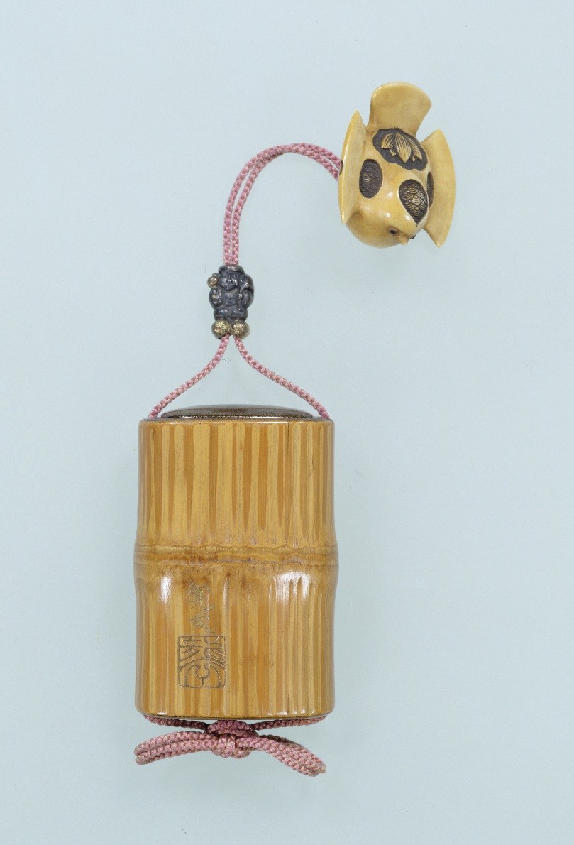 jpsearch_go's tweet photo. 7月最後の日になりました。こちらは、夏の昆虫を意匠に取り入れた『蝉蒔絵竹鞘印籠』（#東京国立博物館 @TNM_PR）。竹製の鞘に、本物と見間違うような蝉が蒔絵で描かれています。緒締には七福神の大黒天（画像2枚目参照）、緒の先には鳥の根付が付いています。#ジャパンサーチ
https://t.co/MT4XTM5vyp https://t.co/vhH8KvKE1F