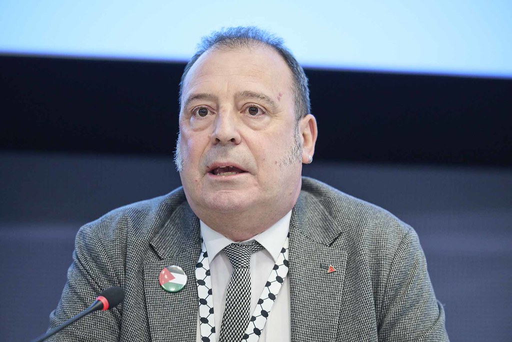 EESC_PRESS's tweet photo. Europe's migration policy must be built on
✅rights, 
✅integration and 
✅legal pathways  

- not just border controls and returns.

The July #EESCPlenary adopted an opinion on the European #Migration and #Asylum Strategy. 

Read more👇
https://t.co/tlFV473Bhq https://t.co/Gpwp8Bm6nq