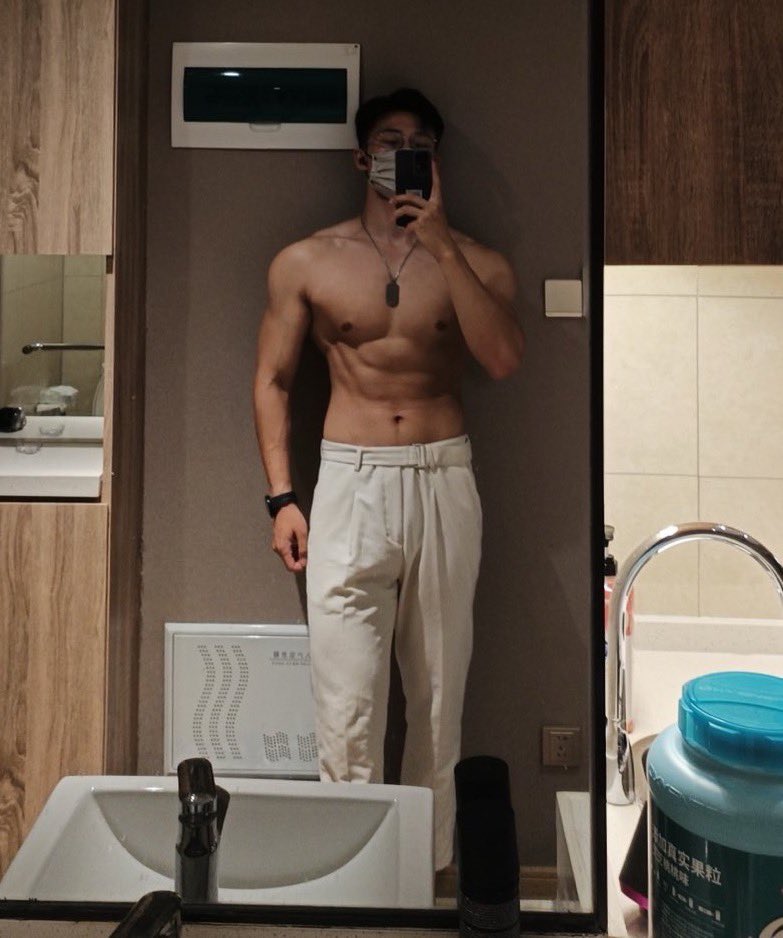 phd_muscle's tweet photo. 抛开博士学历，就只剩一身腱子肉了 #博士 #研究生 #健身 #肌肉 #身材 #反差 https://t.co/nEwpehr4jN