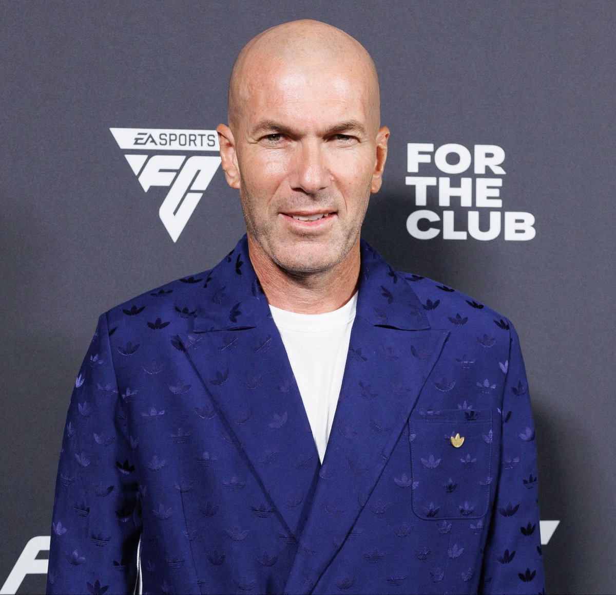 ActuFoot_'s tweet photo. 🚨 « MAIS, FRANCHEMENT, IL VA VOIR QUOI ZIDANE 🇫🇷 ? DE QUOI VEUX-TU QU'IL AIT PEUR ? 🤨 »

Laurent Blanc 🇫🇷 s’exprime sur l’arrivée de Zinedine Zidane 🇫🇷 à la tête des Bleus. 👇

« Il va endosser le costume avec grand plaisir. On a une GÉNÉRATION EXCEPTIONNELLE, il va vouloir la faire briller. 

J'ai entendu ici ou là : "ça va être dur, il va voir, les Bleus c'est particulier..." MAIS, FRANCHEMENT, IL VA VOIR QUOI ZIDANE 🇫🇷 ? DE QUOI VEUX-TU QU'IL AIT PEUR ? 

Il a gagné TROIS LIGUE DES CHAMPIONS comme coach, il a été champion du monde ET TU PENSES QUE CETTE MISSION VA LE METTRE EN ÉMOI ? 😅

Il sait parfaitement ce qui l'attend. Il sera le plus grand quand ça gagne et on lui rentrera dedans après les défaites. 

Il en a vu d'autres. Je le connais un peu, il y va surtout avec un plaisir immense. Et j'espère pour le nôtre aussi. »

🗞️ @Nice_Matin