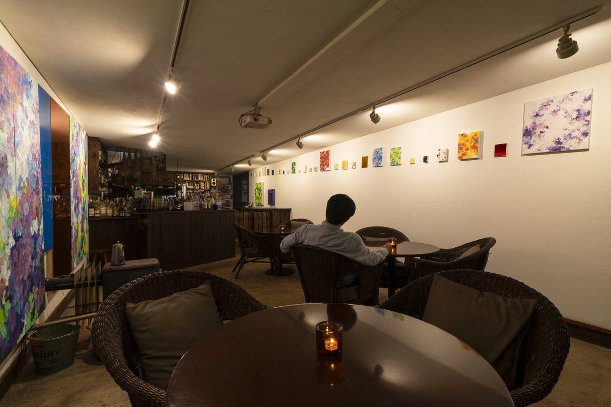 karakarakobo's tweet photo. 展覧会初日の夜と翌朝に写真家の加藤健さんが撮影された写真が届きました。僕は体力的にバテバテだったのですが、お二人の体力と集中力には今回も感服しました。ありがとうございました☺️

＠UCHIUMISATOSHI
photo by Ken KATO

#内海聖史 #加藤健 #那須 #現代アート https://t.co/Pa6GZOPQiB