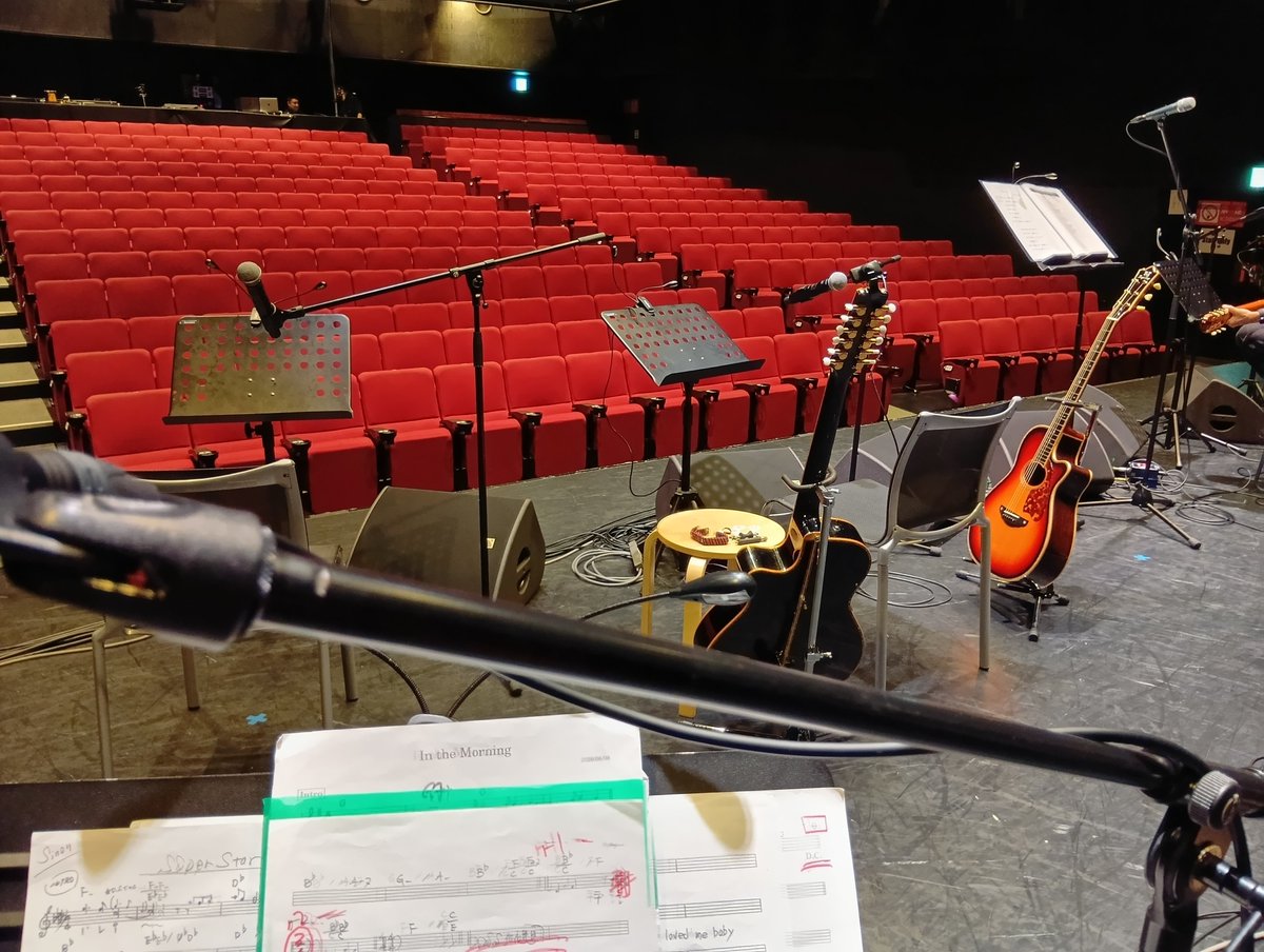 asai_yasuo's tweet photo. 昨日は『僕らの時代2026夏の号』ライブでした。　
僕が学生時代聴いていた曲がまさかご本人達と演奏できるなんて！
感無量です。
坂崎幸之助さん、松尾一彦さん、鈴木康博さん、加藤いづみさん、SINONさん、そして、ピアノの竹田元さん、リードの園山光博さん、制作の田靡さんとパチリ！
緊張したなぁ https://t.co/lGhVgUAi6v