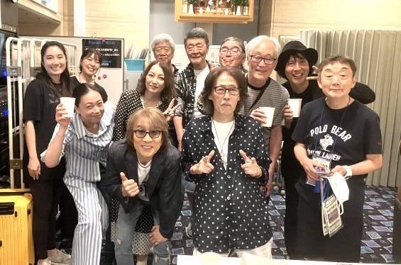 asai_yasuo's tweet photo. 昨日は『僕らの時代2026夏の号』ライブでした。　
僕が学生時代聴いていた曲がまさかご本人達と演奏できるなんて！
感無量です。
坂崎幸之助さん、松尾一彦さん、鈴木康博さん、加藤いづみさん、SINONさん、そして、ピアノの竹田元さん、リードの園山光博さん、制作の田靡さんとパチリ！
緊張したなぁ https://t.co/lGhVgUAi6v