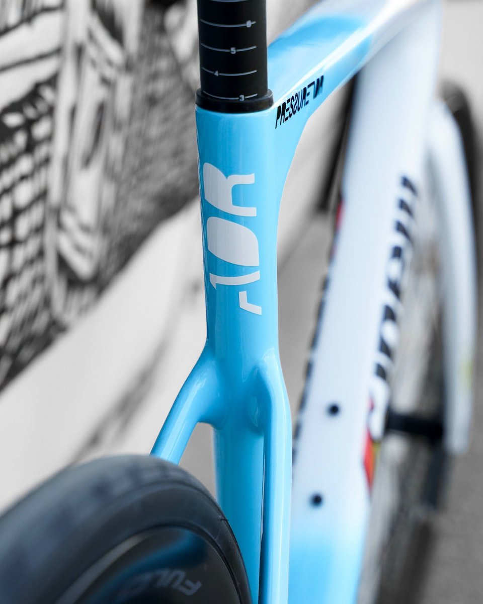 ManyS_cycle's tweet photo. レースで培われた速さを、ロングライドへ

Pressure 2をベースに、より長い時間を、速く、快適に走るために生まれた 𝑷𝑹𝑬𝑺𝑺𝑼𝑹𝑬 𝑨𝑫𝑹 が入荷!!

・長時間でも疲れにくいジオメトリー
・空力と美しさを両立するフル内装コックピット
・UCI承認フレーム

入荷サイズ
XS(450)  S(480)  M(510) https://t.co/Lbdg76Vp6M