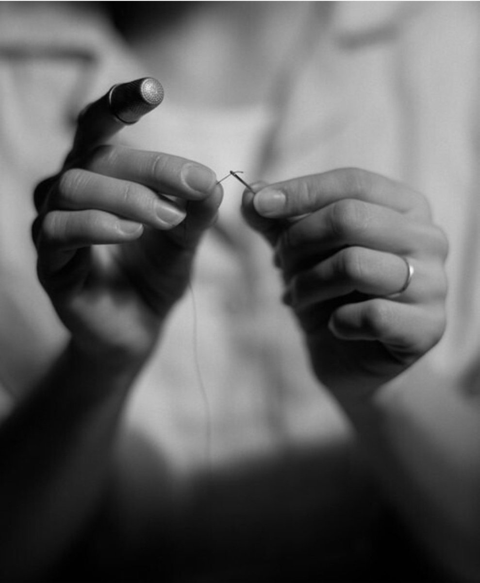 adnomaya's tweet photo. Hayat bazen fırtına olur savurur, 
bazen nimet olur oyalar.
Kimi zaman darlıkta ve bollukla sınar. 

Mesele rüzgarın yönü değil,
İnsanın kıblesini kaybetmemesidir!

İstikamet şartlar değiştiğinde değil,
İnsan değişmediğinde ortaya çıkar.

O yüzden;
"Emrolunduğun gibi dosdoğru ol" https://t.co/Zt3fQvP57R