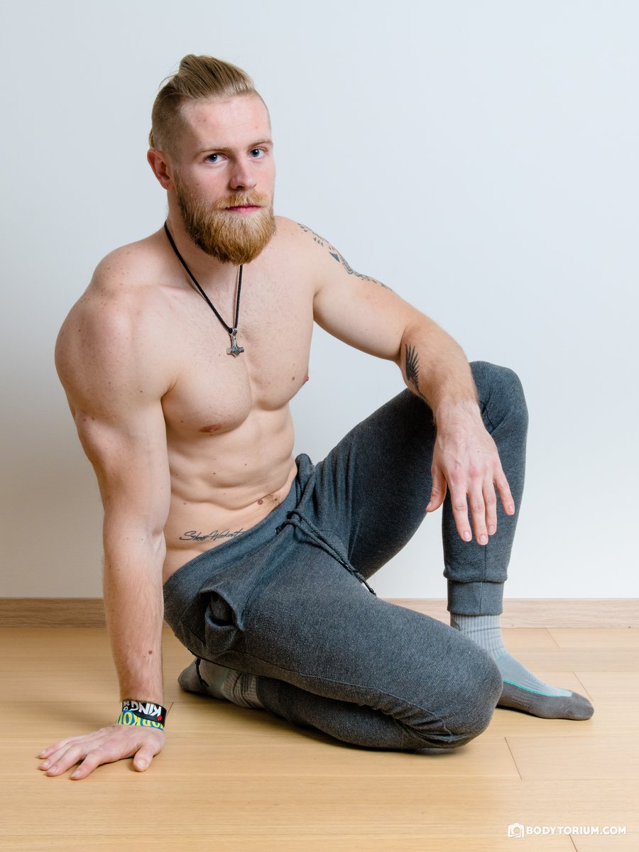 bodytorium's tweet photo. Michal 💪 Clothed / Unclothed
Hunky calisthenics athlete and fitness coach bares all.

#MaleNude #ClothedUnclothed #NudePhotography https://t.co/uItykB1nQR