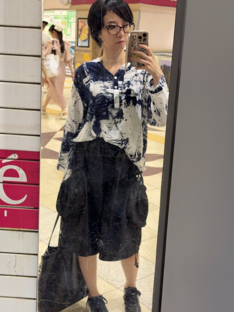 kitamotoaya's tweet photo. 昨日はねーとても楽しい事をしたの！
格好は黒と藍色合わせたヘンテコで行ったよ https://t.co/dlaEWkCQaJ