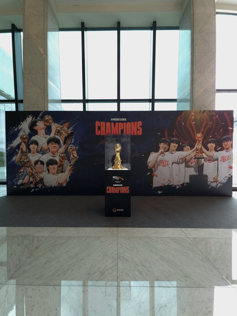 dohae_10's tweet photo. 63빌딩 셔틀버스에도 제카제구딜 우승 사진 붙어있고🥹
서편 입구(퐁피두센터 쪽) 계단 올라가면 있는 63빌딩 입구로 들어가시면 트로피 바로 있어요! https://t.co/PV2I5shAsq