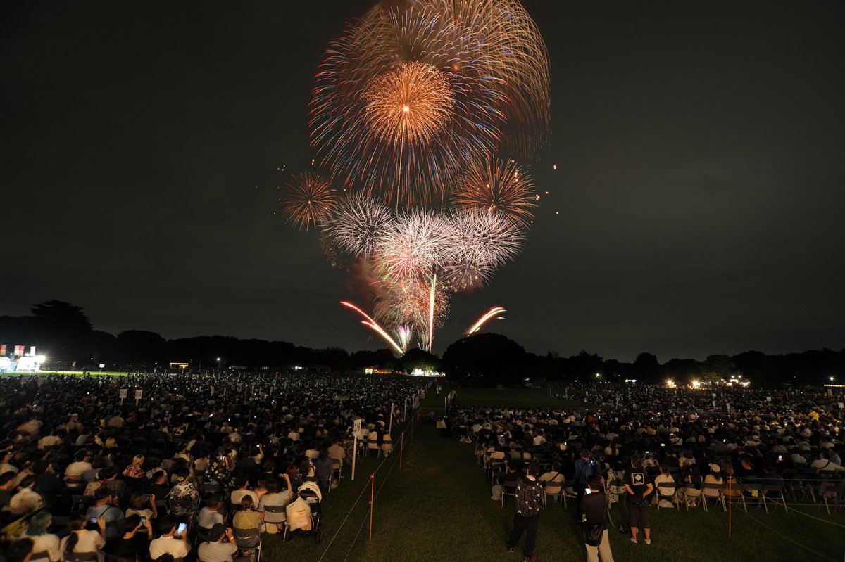 tachikawahanabi's tweet photo. 大会公式カメラマンによる、みんなの原っぱからの写真をお届けいたします。特別協賛者観覧席にお越しのたくさんのお客様や国営昭和記念公園の元気な樹木が立川の花火大会らしい風景となっています📸夏のカメラロールに沿えていただけますと幸いです。
撮影・制作：アライ写真館 https://t.co/7E1Td58kRR