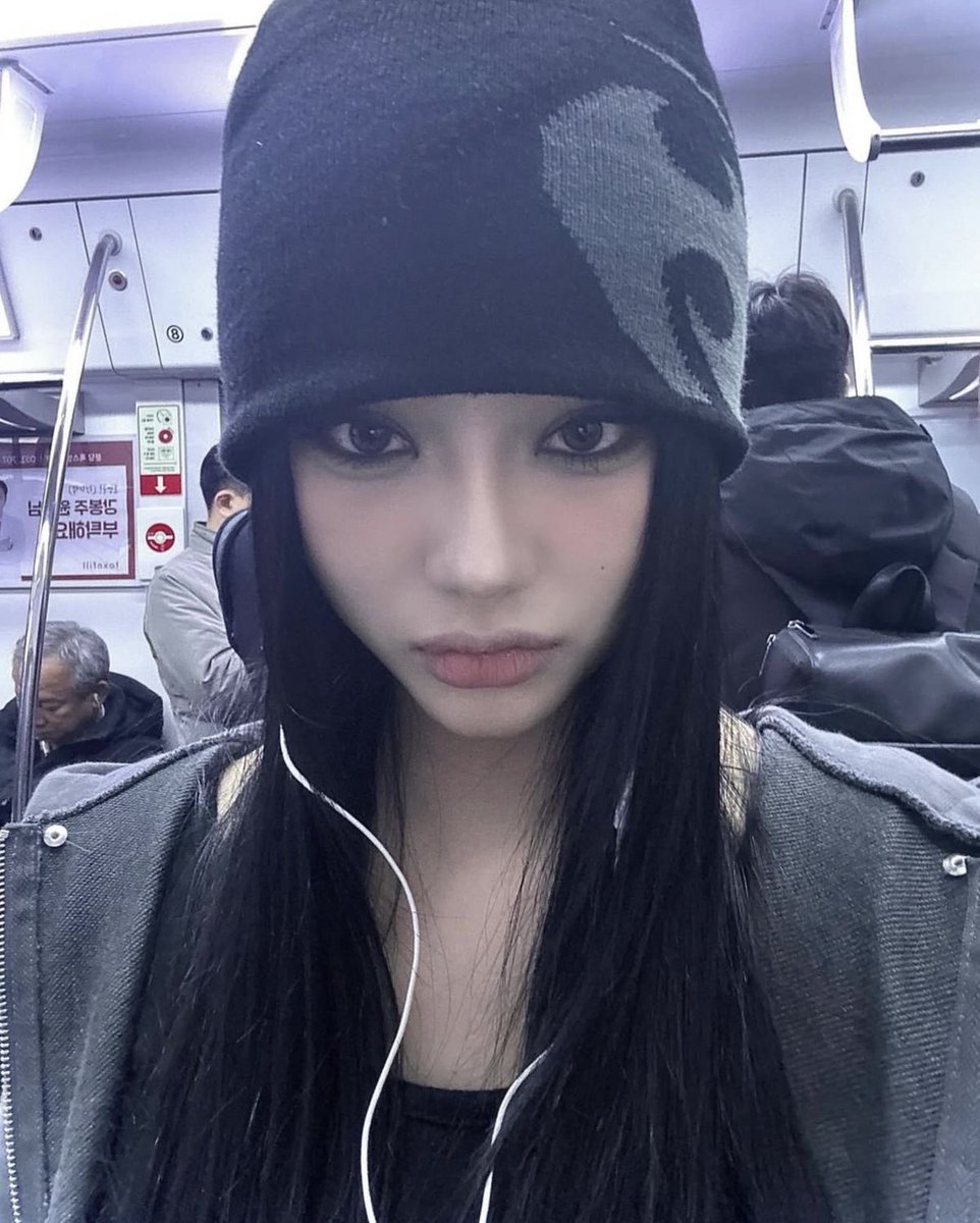 kimokimokimo00's tweet photo. クールでスモーキーな低温度メイクが似合う最強に綺麗でガールクラッシュな美女好きすぎて狂った... https://t.co/R3bMs36cYy