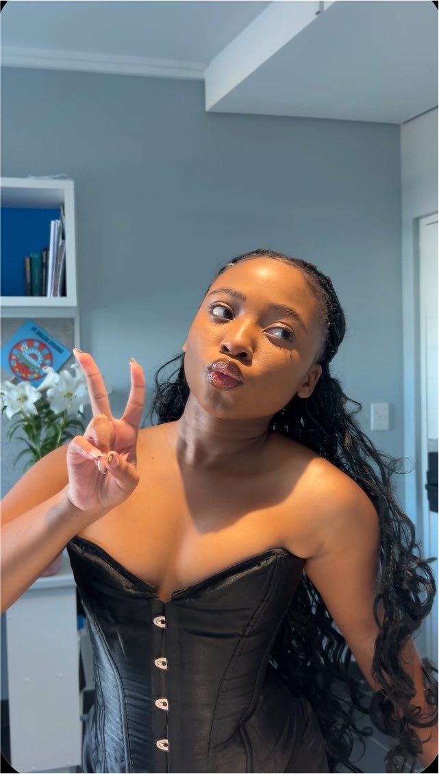 SaihLariii's tweet photo. So pretty, girl, you belong in a gallery🌸 https://t.co/YLjeV4NSjC