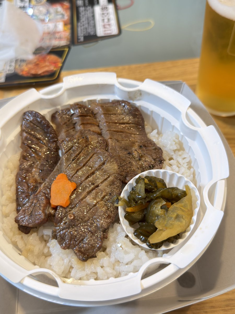 ankobu0501's tweet photo. お昼に食べるつもりが寄り道したからもう夕飯に牛タン弁当🍱
今回ツアー先が全部１泊2日だから、どこのご当地も食べ足りてない🤣
オーラス横浜は地元だから仙台が最後の遠征だった🫠
胃袋126個くださいww

仙台お邪魔しました😊 https://t.co/4ECFukAf8R