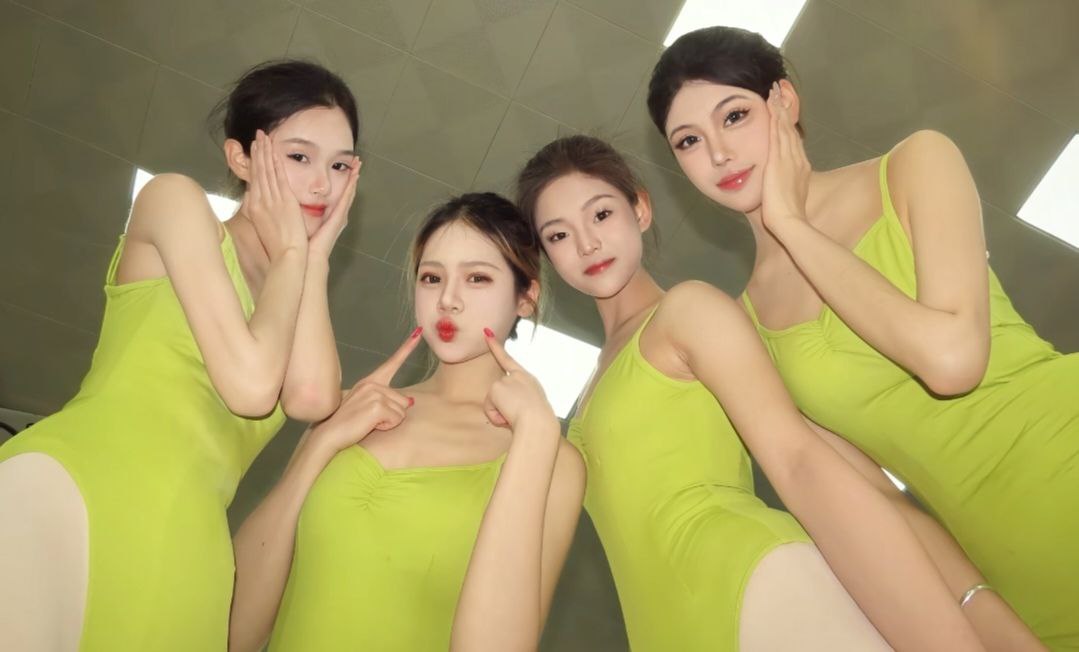 LoveBalletEver's tweet photo. #ballet #体操服 #舞蹈服 #白裤袜 #芭蕾 #足尖鞋 #白丝 #反差  芭蕾舞蹈演员们~ https://t.co/pwv2F3gaS3