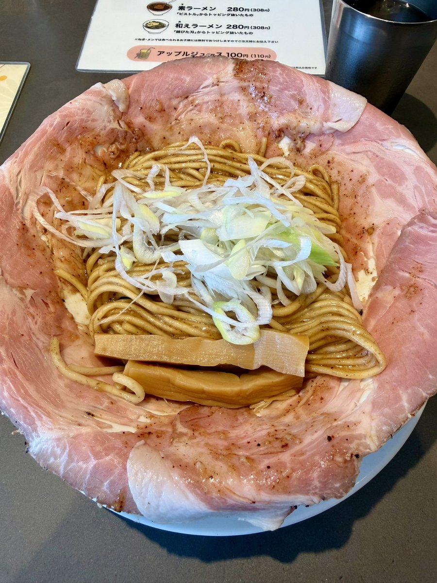 getderby's tweet photo. 【ラーメン大戦争 和泉店】

・汁なし 残響
（焦がし玉ねぎ&amp;背脂醤油まぜそば）

勝手に冷たいの想像してたけど温かくて焼きそばみたいな食感で驚いた。確かに焦がし玉ねぎ背脂醤油の味はしてた。冷やすと背脂が固まるのかな？これはこれで面白いけど汁そばに軍配を上げる笑

ごちそうさまでした♪ https://t.co/YoPwZxYWgz