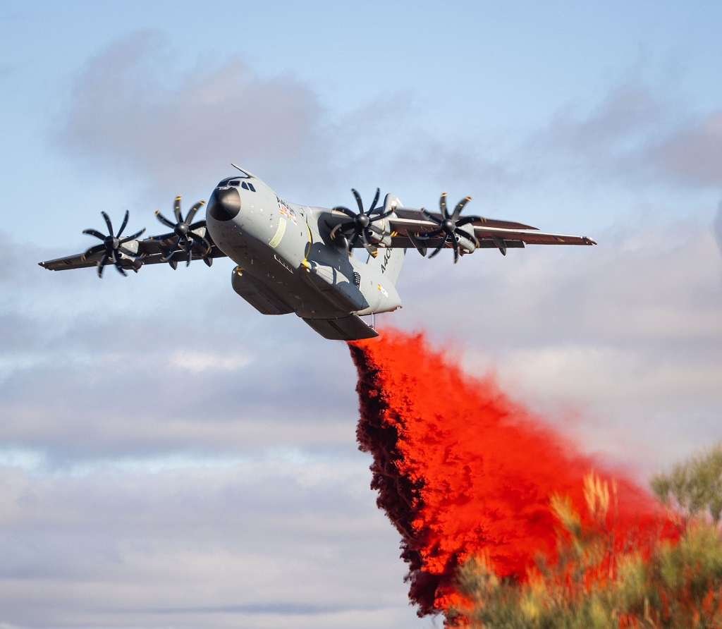 ALosada_Defensa's tweet photo. La controversia veraniega sobre la versión apagafuegos del Airbus A400M reaparece de forma recurrente. Frente a titulares efectistas, la evaluación de un medio aéreo de extinción exige superar titulares políticos y análisis superficiales para evaluar la plataforma bajo criterios estrictamente técnicos: envolvente de vuelo, tiempos de ciclo en tierra, servidumbre logística, orografía peninsular y ratio de coste por litro depositado. ⬇️
