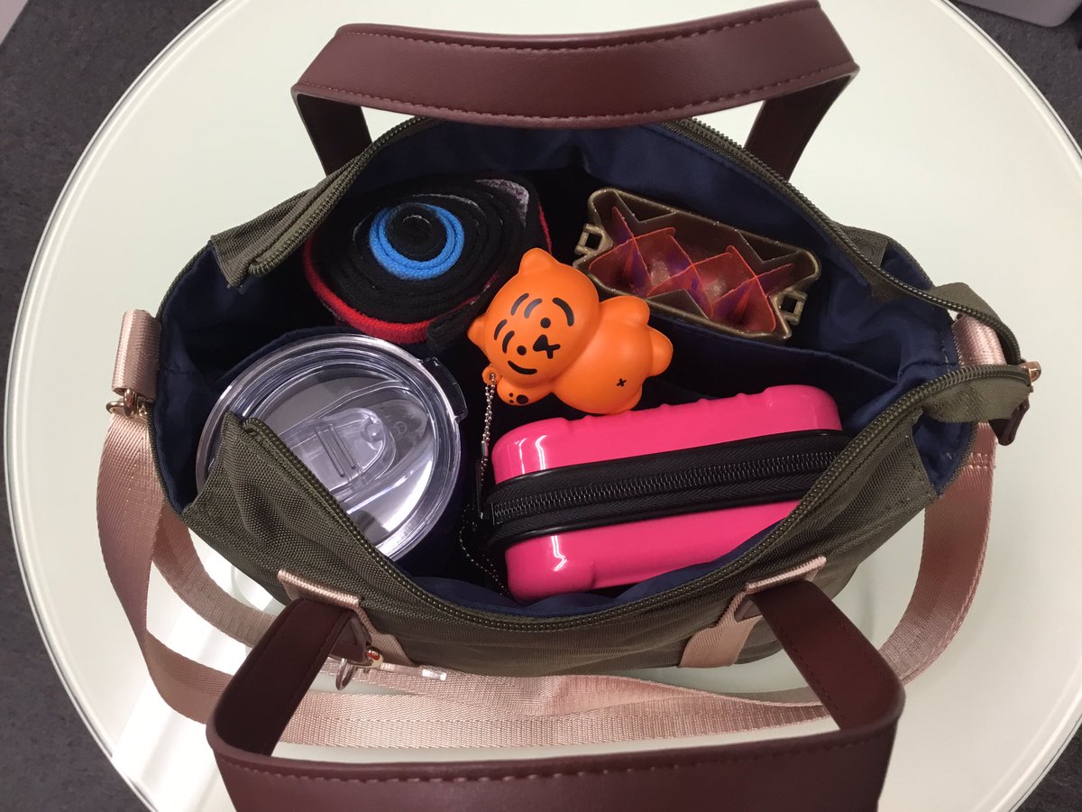 titofukuoka's tweet photo. みなさんダーツを投げに行く時や大会に出る時の
バッグに困ってませんか？
そこでオススメなのが

TORINIDADトーナメントトートバッグ‼️

タンブラーを入れる仕切りがあり
こぼれる心配もなし！
DUALも搭載されているので3枚羽もしっかり対応！
サンプルもあるのでぜひチェックしてみてください✨ https://t.co/MALvt1QofZ