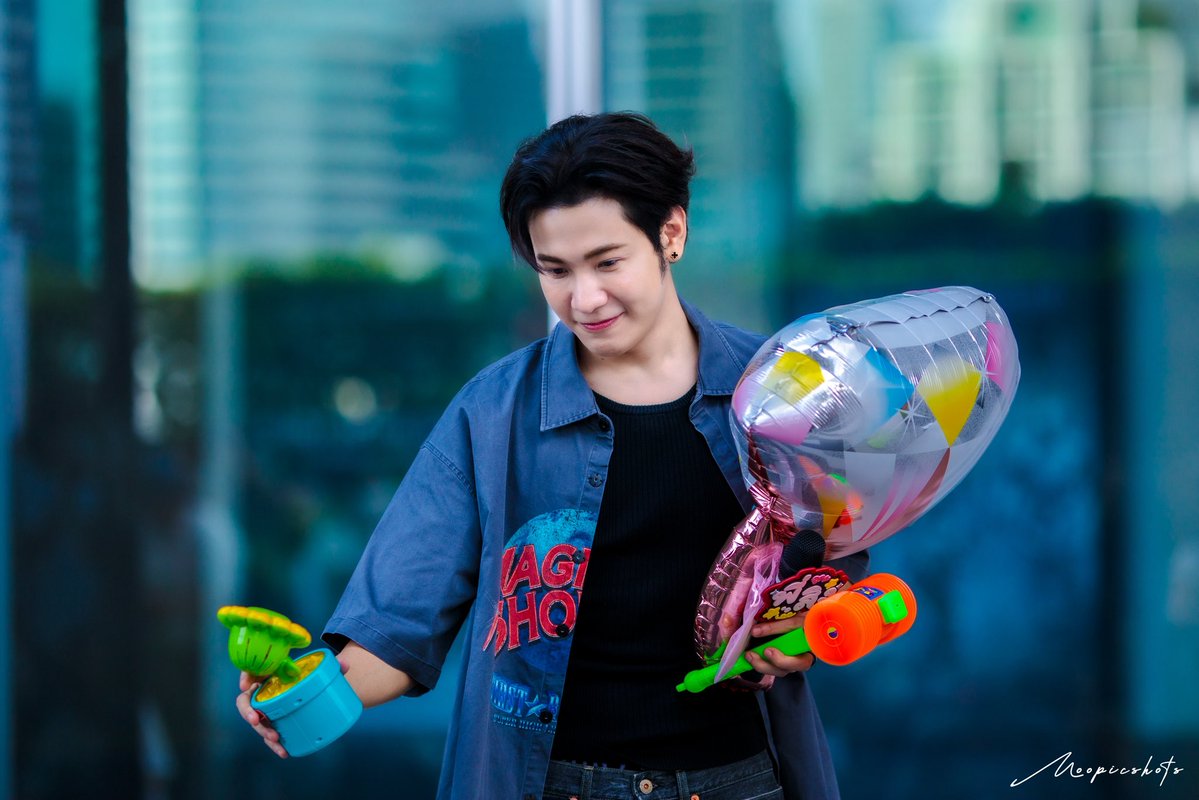 InfinityFSci's tweet photo. พ่อคิงแมนหล่อจังว้าาาาาา 😎

#งานมหกรรมนิยายนานาชาติ2026xKristSingto
#คริสสิงโต #SingtoPrachaya https://t.co/wcSQ7yGibA