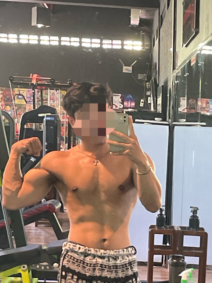 iamnotcool1222's tweet photo. siang siang gym enak bgt sepi, berasa punya sendiri wkwk https://t.co/sXrtdnDZwv