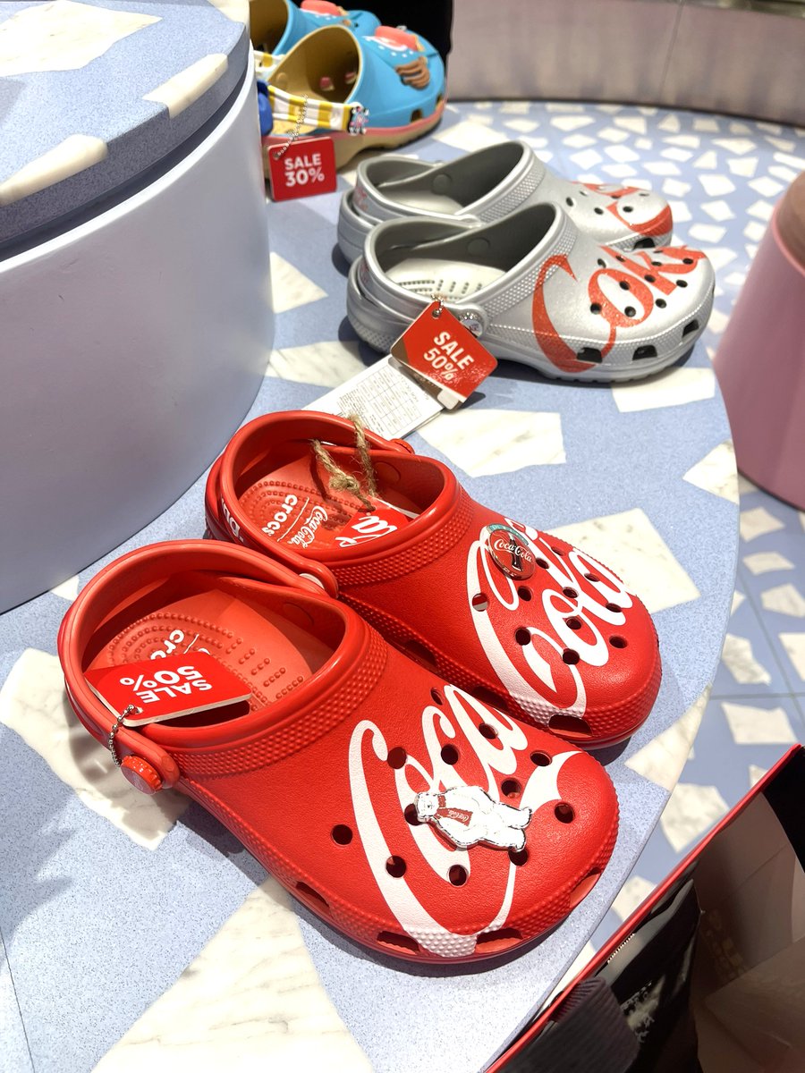 Centralnews's tweet photo. สาย Crocs ต้องไม่พลาด!
มัดรวม Crocs คอลเลกชั่นคอลแลบสุดเก๋ ไม่ว่าจะเป็นเครื่องดื่มแบรนด์ดัง อย่าง โค้ก กระทิงแดง รวมถึง MARIO, LEGO และอีกมากมาย ใส่แล้วมีสไตล์สุดๆ

จะชอบแบบไหน ก็มาเลือกคู่ที่ใช่ของคุณได้ ที่เซ็นทรัล https://t.co/1PkO6NIXlu