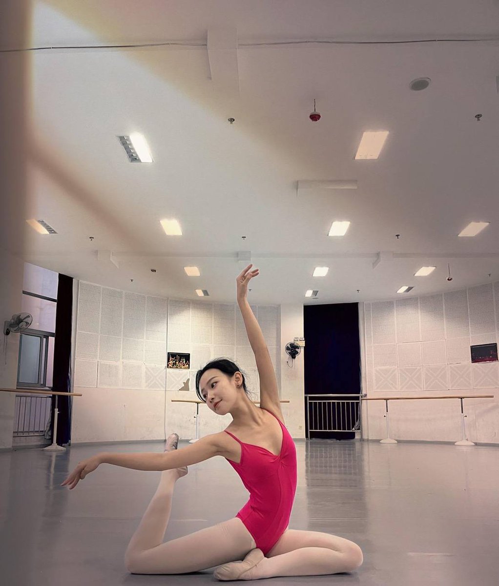 LoveBalletEver's tweet photo. #ballet #体操服 #舞蹈服 #白裤袜 #芭蕾 #足尖鞋 #白丝 #反差  芭蕾舞蹈演员们~ https://t.co/Y0NzsR6aFq