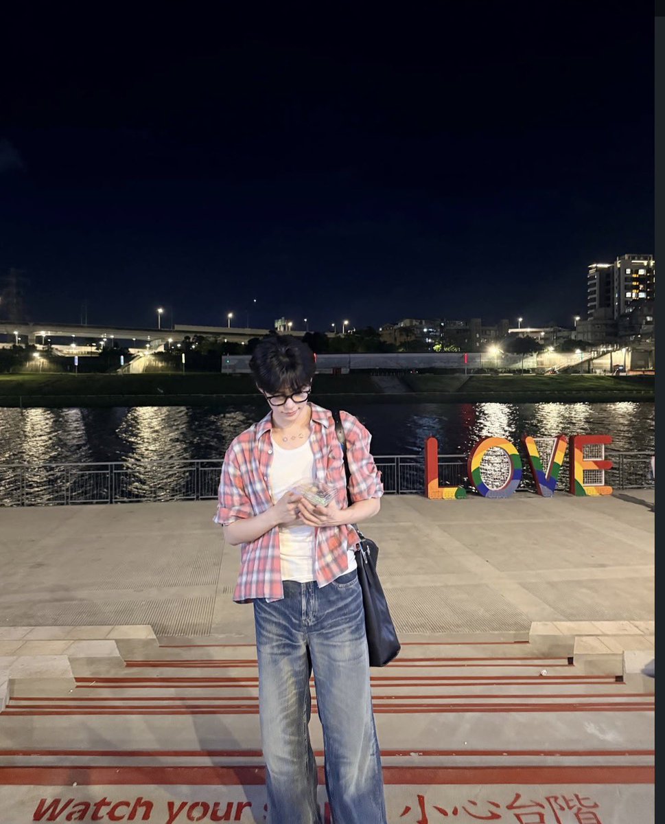 dolliehaohao's tweet photo. Omg he’s hinting something🏳️‍🌈 https://t.co/8Waru08g3x