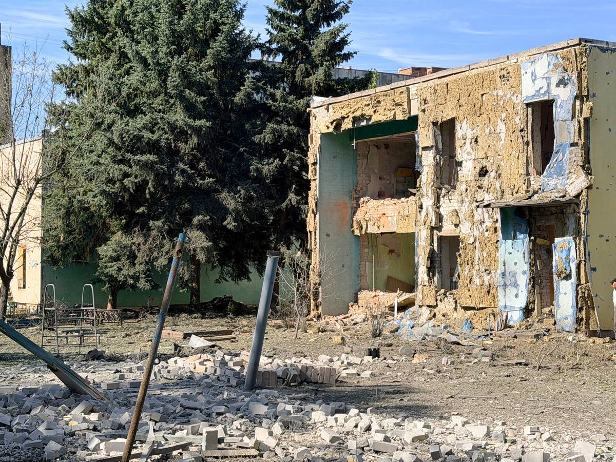eastern_variant's tweet photo. ‼️ На світанку, 27 липня ворог вдарив по Краматорській громаді — є поранені, зафіксовано значні руйнування

🔺 Приблизно о 04:22 ворог вдарив КАБами по селищу Біленьке. Унаслідок удару поранено жінку 1958 року народження. Пошкоджено щонайменше 8 приватних та один багатоквартирний будинок та кілька автівок.

🔺 Пізніше, у проміжку часу між 04:44 та 04:53 росіяни вдарили по одному зі спальних районів Краматорська ще трьома «ФАБ-250» з модулями керування.

Внаслідок атаки поранень зазнали двоє містян: жінки 1963 та 1979 років народження. Пошкоджено 6 багатоповерхівок, два заклади освіти, 12 легкових автомобілів.

Постраждалі отримали необхідну медичну допомогу у лікувальних установах міста. На місцях ударів працюють всі необхідні служби.

Джерело: Краматорська міська рада