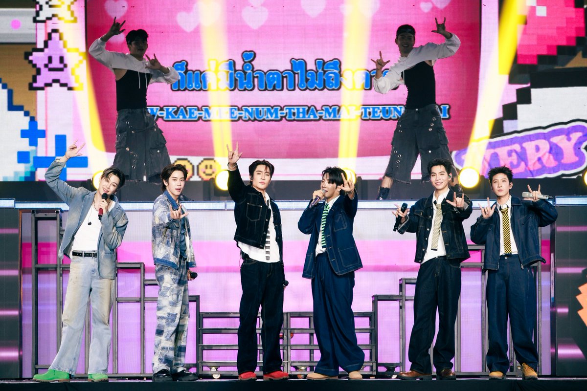 webstarupdate's tweet photo. ปาร์ตี้สุดมันส์ที่แฟนๆ ไม่อยากให้จบ! “เอิร์ท-มิกซ์-เฟิร์ส-ข้าวตัง-บุ๋น-เปรม” ขนโชว์สเปเชียลเสิร์ฟความสุข 2 วันเต็มอิ่ม ในงาน “FEEL FAN FUN PARTY CONCERT” ร้อนแรงในโซเชียลทั่วโลก!!

#FFFPartyConcert2026D1
#FFFPartyConcert2026D2
#FFFPartyConcert2026
#EarthPirapat #mixxiw
#FirstKanaphan #khaotungg
#bb0un #prem_space

ผ่านพ้นไปแล้วสำหรับพื้นที่แห่งความมันส์ที่เปิดให้เพื่อน ‘วงเขียว’ ได้มาร่วมสนุกเติมฟินกันแบบเอ็กซ์คลูซีฟ ที่สร้างปรากฏการณ์แห่งความสุข รอยยิ้ม และความทรงจำ ที่ได้รับกระแสตอบรับดีจากแฟนๆ อย่างล้นหลาม กับงาน “FEEL FAN FUN PARTY CONCERT” จาก “GMMTV” คอนเทนต์โพรไวเดอร์ชั้นนำของเมืองไทย โชว์จัดเต็มโดย 6 หนุ่มฮอต “เอิร์ท พิรพัฒน์ วัฒนเศรษสิริ, มิกซ์ สหภาพ วงศ์ราษฎร์, เฟิร์ส คณพันธ์ ปุ้ยตระกูล, ข้าวตัง ธนวัฒน์ รัตนกิจไพศาล, บุ๋น นพณัฐ กันทะชัย, เปรม วรุศ ชวลิตรุจิวงษ์” ที่ทุ่มสุดตัวมาเป็นโฮสต์ปาร์ตี้ทั้งร้อง เต้น และโชว์พิเศษสุดตื่นตาตื่นใจ ท่ามกลางโปรดักชั่นระดับเวิลด์คลาส ส่งความสุขให้แฟนๆ ที่อยู่ในฮอลล์ รวมถึงแฟนๆ ทั่วโลกยังสามารถร่วมชมความสนุกได้แบบเรียลไทม์ ผ่านการรับชมแบบ Live Streaming ทาง “TTM LIVE” ที่สามารถรองรับผู้ชมได้ครอบคลุมทั่วโลก กันแบบเต็มอิ่มจุใจทั้ง 2 รอบการแสดง จนเกิดกระแสร้อนแรงฮอตปรอทแตกโซเชียลทั่วโลก ดัน #FFFPartyConcert2026D1 และ #FFFPartyConcert2026D2 ติดเทรนด์ “อันดับ 1” บน X กว่า 30 พื้นที่ และอีกหลายอันดับในพื้นที่ทั่วโลก ม่วนจอยกันสุดๆ เมื่อวันเสาร์ที่ 25 และ วันอาทิตย์ที่ 26 กรกฎาคม 2569 ที่ผ่านมา ณ ยูเนี่ยน ฮอลล์ ชั้น F6 ศูนย์การค้ายูเนี่ยน มอลล์

เปิดบ้านต้อนรับแฟนๆ เข้าสู่ปาร์ตี้คอนเสิร์ตด้วยเพลง “เริ่มแล้วค่ะ” (Get Started) จากโฮสต์ปาร์ตี้ 6 หนุ่มฮอต “เอิร์ท-มิกซ์-เฟิร์ส-ข้าวตัง-บุ๋น-เปรม” ที่เรียกเสียงกรี๊ดสนั่นฮอลล์ ต่อด้วยโชว์คู่จาก “เอิร์ท-มิกซ์” กับเพลง “เจ็บนิด...นิด” ส่วนทาง “บุ๋น-เปรม” กับเพลง “เช้าไม่กลัว” และ “เฟิร์ส-ข้าวตัง” มาในเพลง “กา กา กา” ก่อนจะพาแฟนๆ ทุกคนเข้าสู่โซนแรกจากโฮสต์ปาร์ตี้ “บุ๋น-เปรม” กับโซนบาร์ ที่เสิร์ฟความสนุกสุดมันส์ด้วยโชว์คู่ที่ชวนให้โยกตามในเพลง “ฝากเลี้ยง” แล้วเปลี่ยนอารมณ์ซึ้งๆ ไปกับโชว์ของ “บุ๋น” กับเพลง “มึงกับกู” และ “เปรม” ที่โชว์กีต้าร์คู่ใจร้องเพลง “Hello Mama” จากนั้น “บุ๋น-เปรม” ก็แท็กทีมโชว์ร้องเพลง “โลกที่ไม่มีเธอ” พร้อมส่งเวทีต่อให้โฮสต์ปาร์ตี้ “เอิร์ท-มิกซ์” ที่จะพาแฟนๆ เข้าสู่โซนสนามหญ้า ปลดปล่อยอารมณ์ไปกับเสียงเพลงจากโชว์สุดพิเศษจาก “เอิร์ท” ที่ทั้งโชว์ร้องและเล่นเปียโนในเพลง “คนของเธอ” และเรียกเสียงฮือฮาไปกับโชว์ของ “มิกซ์” ที่โชว์สเต็ปแดนซ์สุดฮาร้องเพลง “อยากโดนช้อนแกง” จากนั้นก็ไปสนุกสุดเหวี่ยงกันต่อจาก “เอิร์ท-มิกซ์” กับเพลง “จีนี่ จ๋า” และน้ำตาไหลตามทั้งคู่ไปกับเพลงสุดซาบซึ้ง “พื้นที่เล็กๆ” ก่อนจะสวิตซ์โหมดเข้าสู่โซนห้องใต้ดินจากโฮสต์ปาร์ตี้ “เฟิร์ส-ข้าวตัง” ที่ทั้งคู่ระเบิดความมันส์โชว์เพลง “ใครใครก็ไม่รักผม” พร้อมสาดความละมุนด้วยโชว์เดี่ยวจาก “ข้าวตัง” ที่ทั้งเล่นไวโอลินและร้องเพลง “SUMMER” ต่อด้วย  “เฟิร์ส” โชว์เพลง “รักเธอเสมอ” ที่เจ้าตัวทั้งร้องและเล่นกีต้าร์ จากนั้น “เฟิร์ส-ข้าวตัง” ก็จับมือโชว์คู่สุดเท่ร้องเพลง “รักกว่านี้ไม่มีอีกละ” (No More) ก่อนจะพาแฟนๆ สนุกจัดเต็มกับ Feel Fan Fun Karaoke Party ที่ 6 หนุ่ม “เอิร์ท-มิกซ์-เฟิร์ส-ข้าวตัง-บุ๋น-เปรม” ต้องสุ่มเพลงแล้วร้องโชว์ เริ่มด้วยโชว์สุดเริ่ดจาก “มิกซ์” ที่ได้ร้องเพลง “เหรอ” ต่อด้วย “ข้าวตัง” ฟาดความเท่ใส่แว่นดำโชว์ร้องเพลง “รักไม่ช่วยอะไร” และอมยิ้มไปกับโชว์ของ “เอิร์ท” กับเพลง “ผิดที่ไว้ใจ” ที่แม้จะเป็นเพลงเศร้าแต่เพื่อนๆ ก็ช่วยเล่น MV กันสนุกสนาน วงล้อ Random สุ่มเลือกคนร้องเพลงคนต่อไปเป็น “บุ๋น” ได้ชวนแฟนๆ ร้องด้วยกันและหัวเราะลั่นในเพลง “สองรัก” ต่อด้วย “เฟิร์ส” ร้องเพลง “คนใจง่าย” พร้อมท่าเต้นสุดคิ้วท์ และเรียกเสียงกรี๊ดจากโชว์สุดกร้าวใจจาก “เปรม” กับเพลง “จังหวะหัวใจ” ในรอบวันเสาร์ที่ 25 กรกฎาคม และสนุกแบบไม่มีพัก แฟนๆ ร้องตามทุกเพลงกับโชว์จาก “เฟิร์ส” ในเพลง “ฝนตกไหม” แล้ววงล้อ Random ก็สุ่มเลือก “เอิร์ท” ให้ร้องเพลง “หมดชีวิต” (ฉันให้เธอ) ต่อด้วย “มิกซ์” ร้องเพลง “PLEASE”, “บุ๋น” ได้โชว์เพลง “ซมซาน” ส่วน “ข้าวตัง” ร้องเพลง “ไว้ใจได้กา” และโชว์จาก “เปรม” กับเพลง “คุกเข่า” ในรอบวันอาทิตย์ที่ 26 กรกฎาคม พร้อมเสิร์ฟความสนุกปิดพาร์ทด้วยเพลงเมดเล่ย์จากทั้งหกหนุ่มด้วยเพลง  “เพื่อนสนิท, โปรดส่งใครมารักฉันที, Too Much So Much Very Much” จากนั้นอัพเลเวลความสนุกกันต่อด้วยการคอลแลปโชว์สุดจึ้ง ที่แฟนๆ ถึงกับต้องร้องว้าว  เปิดด้วยโชว์ร้องเต้นสะบัดจาก “บุ๋น-เอิร์ท-มิกซ์” ในเพลง “นักรบนิรนาม” และฮาปอดโยกไปกับ “ข้าวตัง-เปรม-เฟิร์ส” ที่สวมชุดผักผลไม้ร้องเพลง “ซุปเปอร์วาเลนไทน์” ต่อด้วย “บุ๋น-เอิร์ท” ทั้งร้องและโชว์ดนตรีไทยอย่าง ระนาดและขลุ่ย ในเพลง “ถ้าเธอรักใครคนหนึ่ง” ซึ่งโชว์ดีลงตัวสุดๆ และประทับใจไปกับโชว์ของ “มิกซ์-เฟิร์ส” ที่คว้าไมค์ร้องเพลง “กลัวว่าฉันจะไม่เสียใจ” (Fear) ด้าน “เปรม-ข้าวตัง” ก็เสิร์ฟโชว์สุดแบดกับเพลง “ซูเปอร์สตาร์” (SUPERSTAR) แล้วโชว์รวมหวานๆ จาก “เอิร์ท-มิกซ์-เฟิร์ส-ข้าวตัง-บุ๋น-เปรม” ที่จับมือกันร้องเพลง “รักแท้อยู่เหนือกาลเวลา” และเพลงซึ้งความหมายดีๆ “เมื่อถูกค้นพบ” (Finally She Found.) ก่อนที่ทั้งหกหนุ่มจะกล่าวขอบคุณทุกคนด้วยความซาบซึ้งใจและน้ำตาซึมทั้งฮอลล์ “ขอขอบคุณ GMMTV ขอบคุณพี่ถา ที่ทำให้เกิดคอนเสิร์ตนี้ขึ้นมา ขอบคุณพาร์ทเนอร์ที่เข้ามาเป็นอีกครึ่งหนึ่งของชีวิต จับมือฟันฝ่าอุปสรรคไปด้วยกัน และขอบคุณแฟนๆ ที่ซัพพอร์ตพวกเรามาโดยตลอด ที่รักพวกเราแบบไม่มีเงื่อนไข ยังอยู่ตรงนี้ไม่ทิ้งกันไปไหน และมาร่วมปาร์ตี้ครั้งนี้อย่างอบอุ่นครับ” พร้อมปิดปาร์ตี้ด้วยโชว์มันส์ๆ ด้วยการชวนแฟนๆ มาแอโรบิกกันใน Party Aerobic EDM โดยมีเหล่าลูกๆ GMMTV Fandom Characters “YUZUMUMU, MR.SATURNWORLD, PAODY” เข้าร่วมโชว์ด้วย กับเพลง “Sad Aerobic, ไหวอะเปล่า เบเบ้ Wai A Paw Babyy, สะมะกึ๊กสะมะกั๊ก (Stuckling)” ส่งท้าย Private Party ที่จัดเต็มความสนุกครบทุกอารมณ์ให้แฟนๆ กลับบ้านอย่างมีความสุขไปด้วยกัน

สามารถรับชมการแสดงย้อนหลัง “FEEL FAN FUN PARTY CONCERT” ได้ตั้งแต่วันเสาร์ที่ 8 สิงหาคม 2569 เวลา 10.00 น. (GMT+7) – 14 สิงหาคม 2569 เวลา 23.59 น. (GMT+7) สามารถรับชมการแสดงย้อนหลังได้ 330 นาที ต่อ 1 รหัสการรับชม และติดตามรายละเอียดเพิ่มเติมได้ที่ https://t.co/ZQbS3flXnv หรือ Facebook / Instagram / X  / TikTok / YouTube / Weibo: GMMTV

ภาพเพิ่มเติม>>> https://t.co/uluMghRa17