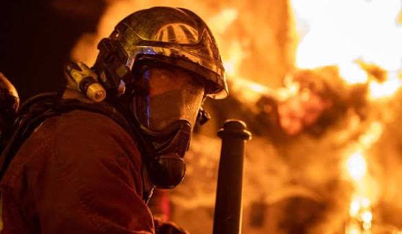 MauriceMartin01's tweet photo. ♦️De nombreux politiciens, hommes et femmes, accusent le Président de la République de n’avoir rien fait pour la sécurité incendie, pour soutenir les SDIS ou la protection civile .
Généralement ces critiques viennent de l’extrême-droite, de l’extrême-gauche, parfois des LR ou UDR, des écologistes également, mais quels sont les faits ? :

Depuis l’arrivée d’Emmanuel Macron à la tête de l’État en 2017, le budget alloué aux SDIS (Services Départementaux d’Incendie et de Secours) a connu une hausse significative :
- 2016 : 4,84 milliards d’euros (budget global des SDIS, source : DGSCGC/La Gazette des Communes).
- 2021 : 5,39 milliards d’euros (+11,3 % vs 2016, source : Rapport IGA/Assemblée nationale).
- 2022 : 5,64 milliards d’euros (+4,6 % vs 2021, source : Face au Risque).
- 2024 : 5,5 milliards d’euros (source : Sénat, PLF 2024).
Pour la protection civile (programme 161 de l’État) :
- 2025 : 860,1 millions d’euros en autorisations d’engagement (AE) et 830,5 millions en crédits de paiement (CP).
- 2026 : 994,9 millions d’euros en AE et 882,7 millions en CP (+15,7 % en AE vs 2025, source : Sénat, PLF 2026).
Il faut rappeler que se sont les départements qui financent principalement les SDIS Entre 2016 et 2026, le financement des SDIS par les départements est passé de 2,62 milliards d’euros à 3,05 milliards d’euros, 
- Investissements :
L’État a renforcé son soutien via des pactes capacitaires (48,6 M€ en 2025, +29,6 % vs 2024) pour moderniser les moyens (véhicules, hélicoptères, etc.).
#TAEM un jour, #TAEM toujours