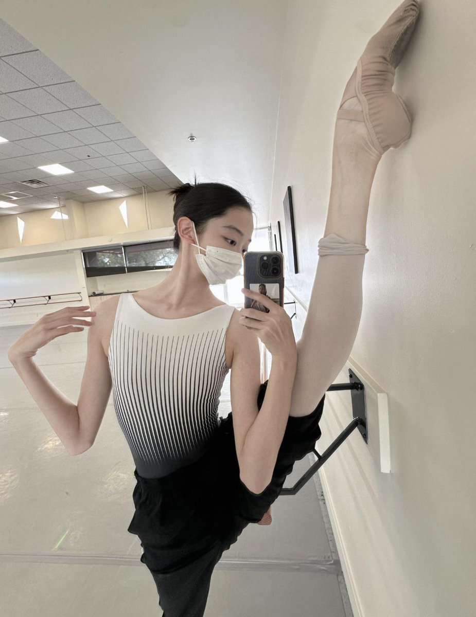 LoveBalletEver's tweet photo. #ballet #体操服 #舞蹈服 #白裤袜 #芭蕾 #足尖鞋 #白丝 #反差  芭蕾舞蹈演员们~ https://t.co/thZyxRFxIL