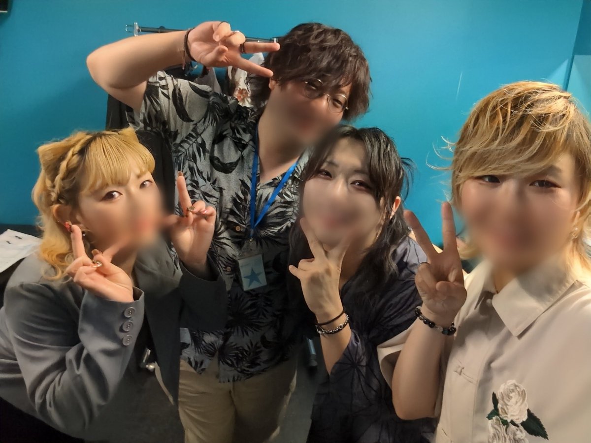 Rindou_Zin's tweet photo. バタエフ-演結び-
ありがとうございました！

顔なじみのメンツで楽しく、懐かしい気持ちで歌わせて頂きました🎤
お客さんも暖かくてコラボも多いし
歌ってて楽しかったなあ、

ラノさんの大阪最後もきちんと送り出せたと思います！また戻ってくるよなラノさん！！

また感想待ってます🤘

#蝶響 https://t.co/u08o1ct8hm