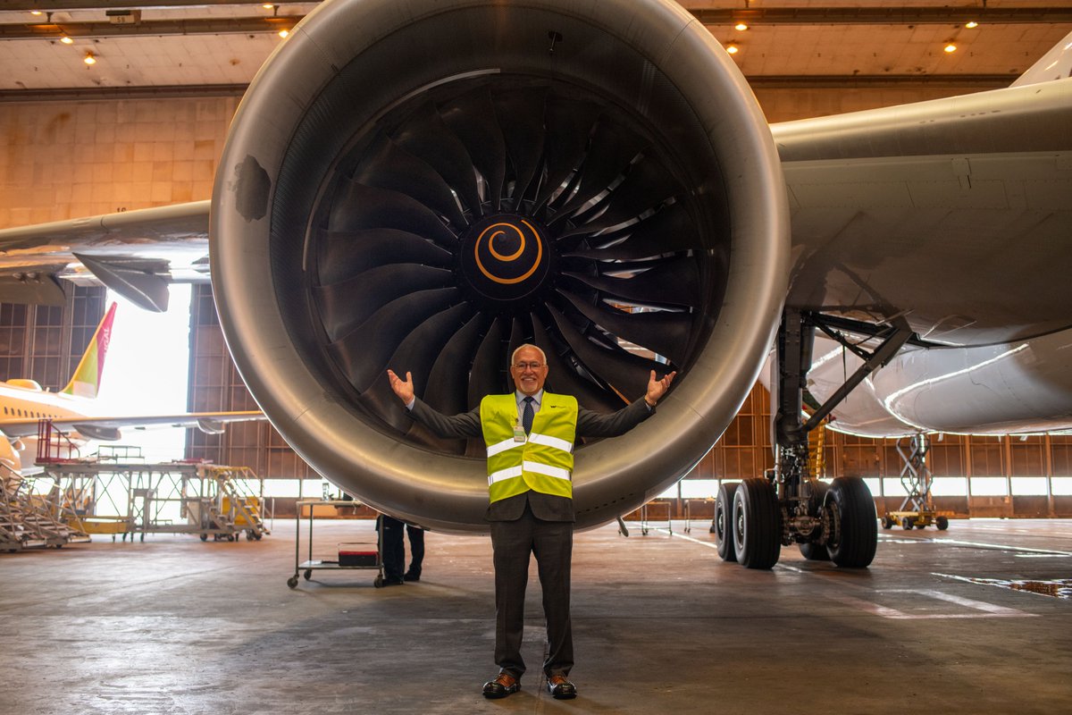 USEmbPortugal's tweet photo. 🇵🇹 Fiz uma fantástica visita à TAP Portugal. A TAP opera voos para 9 destinos nos EUA e é uma das maiores companhias aéreas transatlânticas da Europa, constituindo uma ligação vital entre Portugal e os Estados Unidos. Estamos empenhados em alargar as oportunidades para as empresas americanas e em aprofundar a parceria entre os EUA e Portugal, que beneficia ambas as nossas economias.
- Embaixador John J. Arrigo

🇺🇸 I had a great visit to TAP Portugal. TAP serves 9 U.S. destinations and is one of Europe's largest transatlantic carriers, a vital link between Portugal and the United States. We are committed to expanding opportunities for American businesses and deepening the U.S.-Portugal partnership that benefits both our economies.
- Ambassador John J. Arrigo