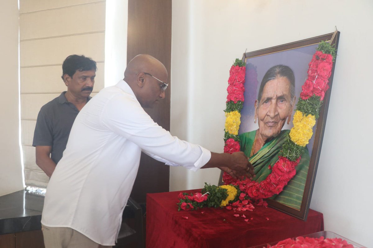 TManoharSwaero's tweet photo. కొడంగల్ మాజీ ఎమ్మెల్యే పట్నం నరేందర్ రెడ్డి గారి మాతృమూర్తి రుక్కమ్మ గారు మరణించగా.. వారి కుటుంబాన్ని పరామర్శించి,రుక్కమ్మ చిత్రపటానికి నివాళులు అర్పించిన బిఆర్ఎస్  రాష్ట్ర ప్రధాన కార్యదర్శి డా.ఆర్ఎస్ ప్రవీణ్ కుమార్ గారు.

#IamRSP #BRS @RSPraveenSwaero @BRSparty @PNReddyBRS https://t.co/kaBobsDoGG